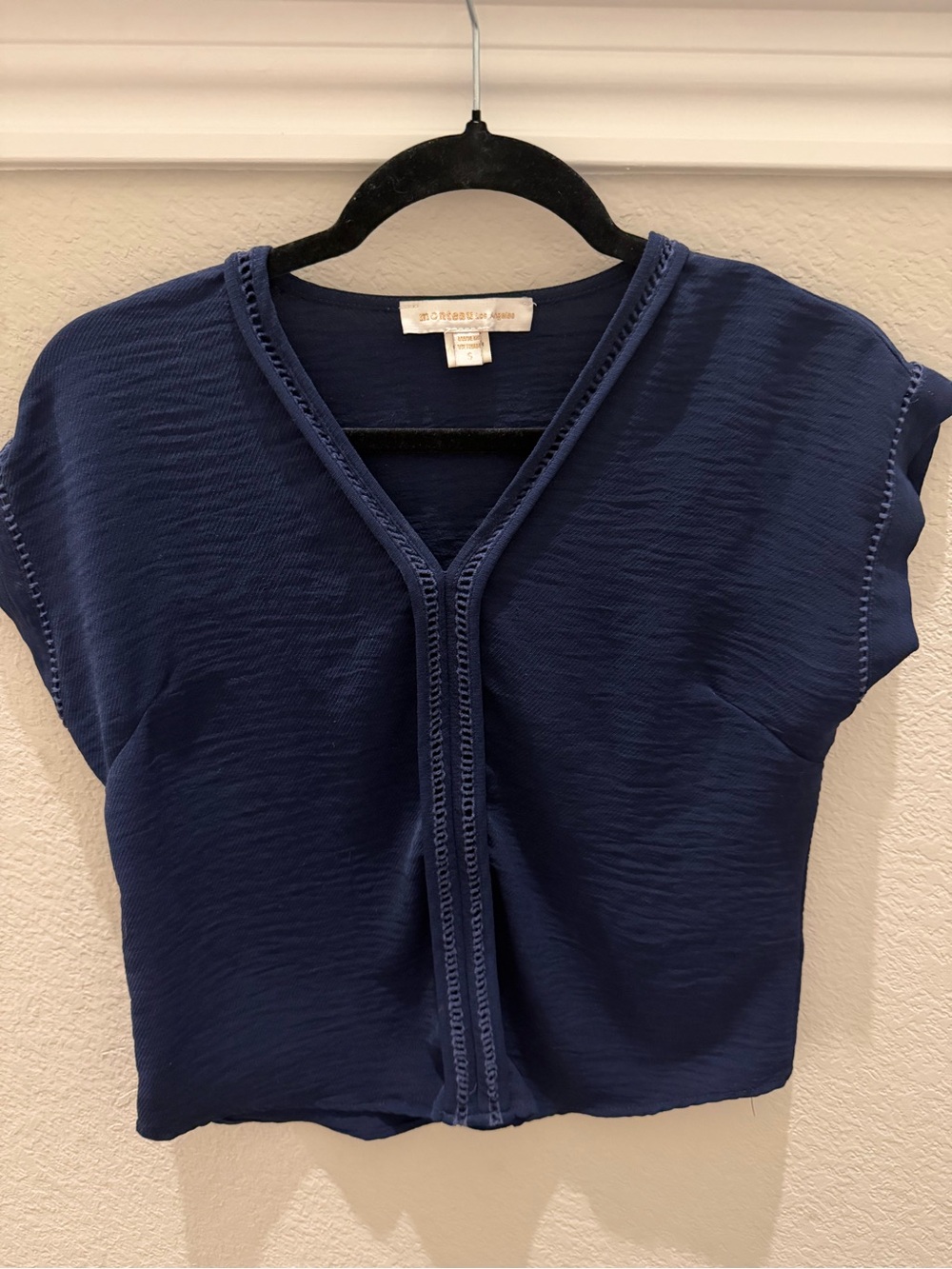 Monteau Los Angeles Navy Short-Sleeve V-Neck Top